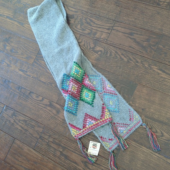 LUCKY BRAND I NWT Grey Scarf with Colorful Embroidered Diamond Pattern & Tassels - Picture 4 of 10